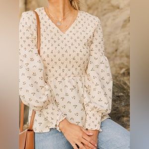 Love Olive Co - Brie Top - Ivory Floral. Puff sleeves